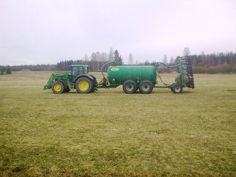 Lietelannan levitystä..
Veturina 6630 John Deere, perässä vepin 11,3 m3 imupainevaunu ja Kivipekan kiekkomultain
Avainsanat: John Deere Vepi Kivipekka