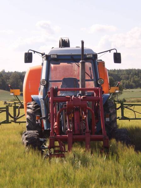 Ford 6600-4 + pikavik 4060
Ruiskutus traktori. teleskooppipeilit, yläajovalot, grammer ilmaistuin. palarenkaat edessä.
amazone peittää traktorin.
Avainsanat: Ford