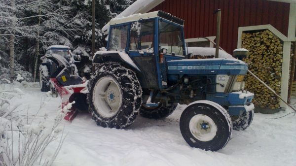 Tuolla teen lumityöt
Avainsanat: ford 5610 voorti