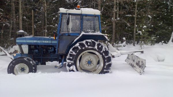 Ford 5610 ja nokka 250
Kävin kokeilemassa kestääkö levy kun levitin 50cm
Avainsanat: ford 5610 nokka 250