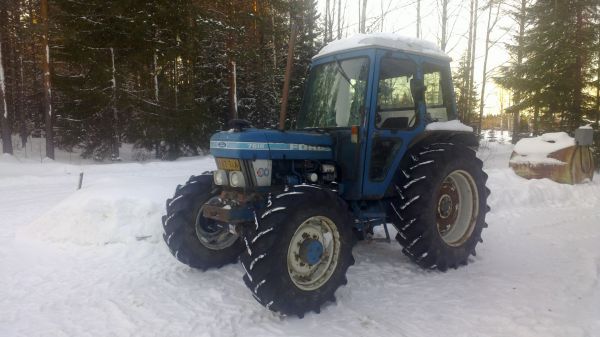 Ford 7610 ilman kuormaajaa
Otin etukuormaajan pois huoltoavarten.
Avainsanat: ford 7610