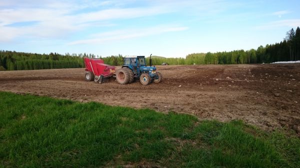 Ford 5610 ja Kivikarhu
Sadon korjuuta toisella kalustolla.
Avainsanat: Ford 5610 juko kivikarhu