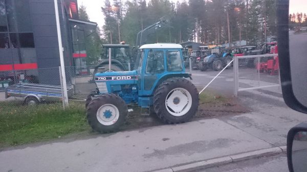 Ford 7710
Asiallisen näköinen voorti valtran vaihtokone rivissä...
Avainsanat: Ford 7710