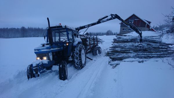 puuta laaniin
Voorti meni hangessa vetokoukkua myöten kokoajan...
Avainsanat: Ford 6610 hakki