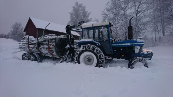 lumessa kahluuta
kävin rankoja hangesta ehtimässä
Avainsanat: Ford 6610 hakki