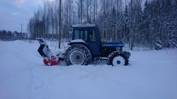 Urakointia
Piti lepästä ottaa torven ritilä pois, kun niin huonoja säitä ollu alku talven.
Avainsanat: Ford 7610 vama leppä 255