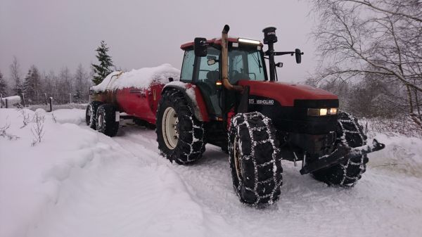 Lietteen siirtoajoa
Ei paljoo ahista 10 kuution pytty...
Avainsanat: NH M135 Livakka