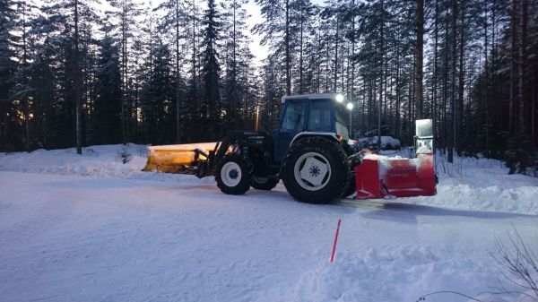 Lumikone
"Uus " aura, jos nyt pärjäis paremmin märän lumenkanssa
Avainsanat: Ford 5610 Rote 300 leppä 255