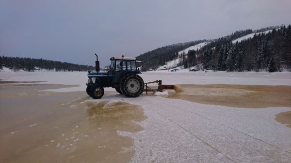 Jäädytystä
Veden nostossa voortilla.
Avainsanat: Ford 6610