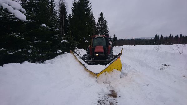 Kärkiauralla aurailua
Nyykkärillä tietä aukasemassa..
jonkun verran lunta
Avainsanat: nh new holland m135