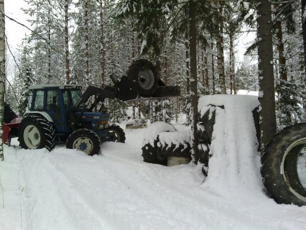 Rengas laanin täyttöä
tuli ostettua voortiin "uudet etuset umpivanteilla niin kestää paremmin kun nuo väsyneet alkuperäiset... pitää keväälla vaihtaa alle kunhan kerkiää.
samaan kuormaan tuli 13.6-38 takapyörät ja supistus välivanteet 34 rinnalle nii saa paripyörinä käytettyä...
Avainsanat: ford pyörät