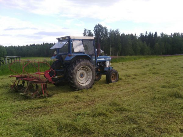 Ford 6610 ja ylö 320 kp
pöyhintä urakointia
Avainsanat: ford 6610 ylö