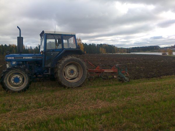 Ford 5610
Kyntöä farmari 5610:llä ja kvernelandilla.
Avainsanat: ford 5610 kverneland