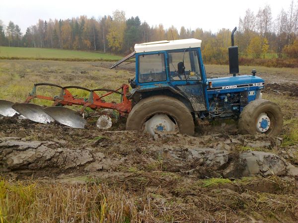 Kyntöjen aloitus 2013
Viime vuoden kynnöt alkoi lupaavasti... märkää kun oli
Avainsanat: ford 5610 kverneland