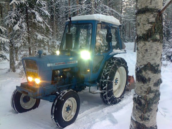 Ford 5000
Valoa kansalle. Kyllä nuilla taitaa nähdä.
Avainsanat: ford 5000