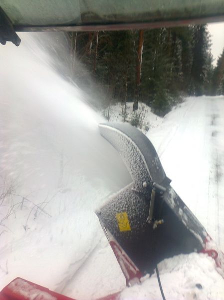 kyllä lumilentää
Linkousta pariasteen lämmössä. Ei menny tukkoon kun parikertaa.
Avainsanat: leppä 255 ford 7610