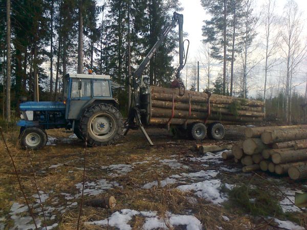 Ford 5610 ja hakki
Puita sahalle
Avainsanat: ford 5610 hakki