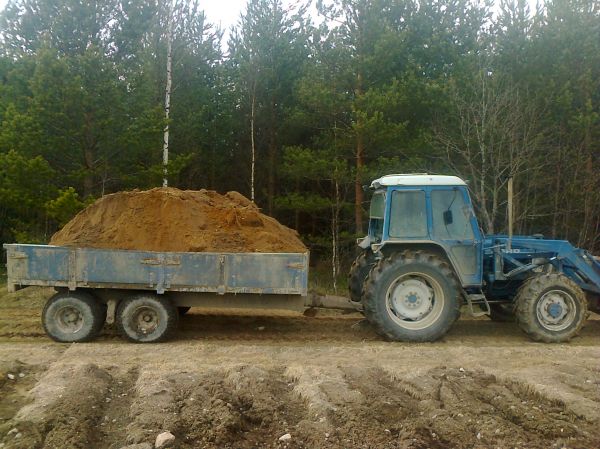 Ford 7610 maan ajossa
Loppu jameksen nostokorkeus niin ei enempää voinu lastata, no tuokii kuorma oli liikaa....
Avainsanat: ford 7610 runni