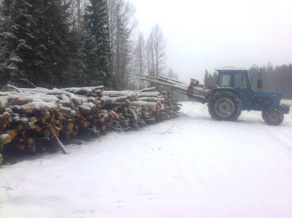 Ford 5000
Puita laaniin, viistonnisessa sais olla muutama satakiloo enemmän etupainoja...
Avainsanat: Ford 5000 japa