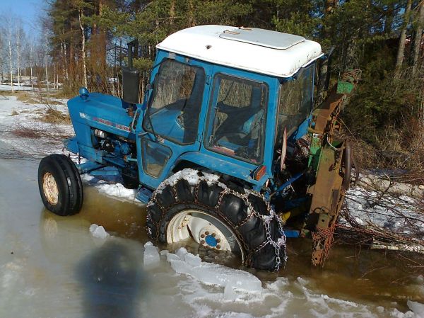 Ford 5000
Puiden vinssausta... voortikin joutu ketjun päähän...
Avainsanat: ford 5000