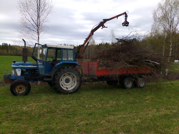 Risujen ajoa
Ennen kyntöä piti kerätä risukasat pellolta, ja niitähän oli toistakymmentä kuormaa
Avainsanat: Ford 6610 Farmi