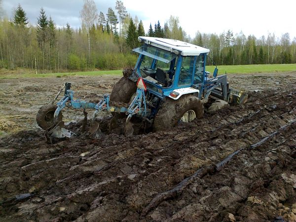 Kevätkyntöä
Ei kellu voorti 600/65R34 renkaillakaan...
Avainsanat: Ford 5610 kyntö