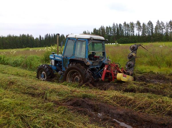 Kesantojen niittoa
Urakointia märemmissä olosuhteissa jälleen...
Avainsanat: Ford 7610 tempo 210 kdn