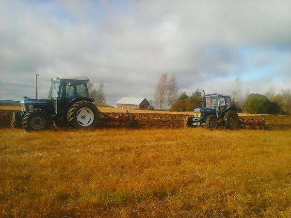 Kyntöä
Oli aurat vähän väärinpäin, kun meinas 5610:n tehot loppua, mutta molemmat kynnettiin omilla kvernelandeilla
Avainsanat: ford kverneland