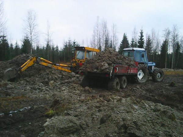 Maan ajoa
Isänmaan siirtoa...
Avainsanat: Ford 7610 junkkari 90 James 51c