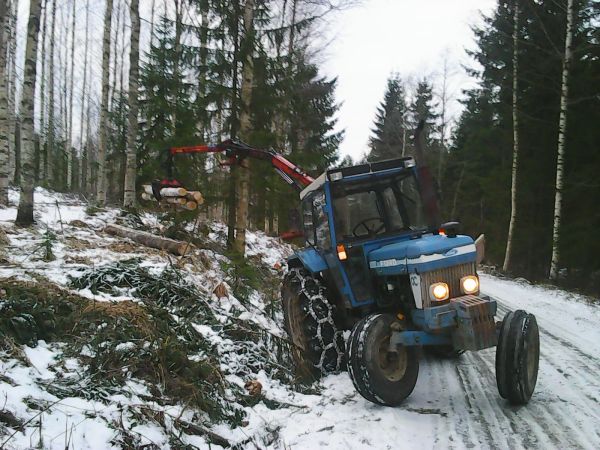 Puun ajoa
Meinaa jäähä Farmin ulottuvuus lyhyeksi...
Avainsanat: Ford 6610 Farmi