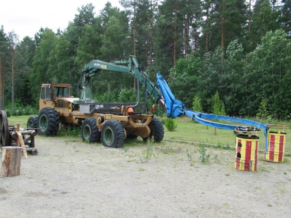 Outo kone
Kukahan tietäis mihin tämmöstä konetta käytetään,arveltiin, että metsänistutukseen.
Avainsanat: Lokomo