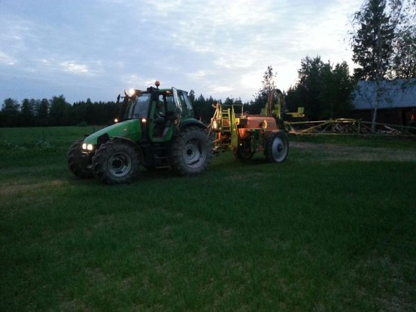 Deutz Fahr Agrotron 6.05 S ja Amazone UG 2400 Special
Rikkaruoho ruiskutuksia.
