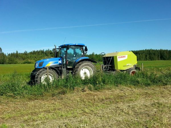 NH T6050 Elite ja Claas Rollant 375 RC
Kuivan heinän paalausta.
