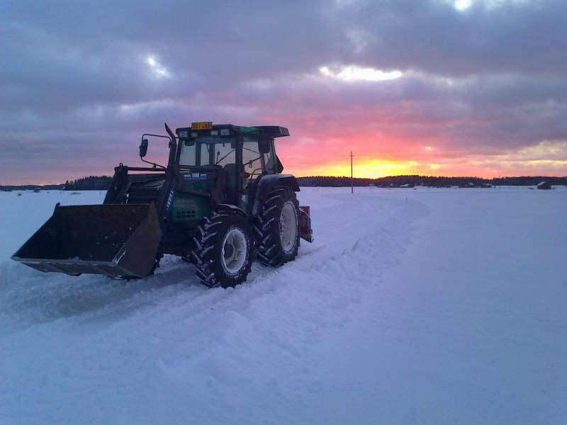 autoradan tekoa
6400, alatalkkarin linko ja auringonlasku
Avainsanat: 6400 at