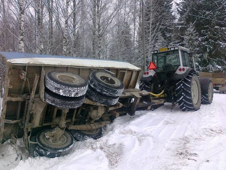 Maanajoa talvella 2010
Ensimmäiset liukkaat kelit traktorin ratissa ja näinhän siinä kävi...
Avainsanat: maanajo talvi liukasta