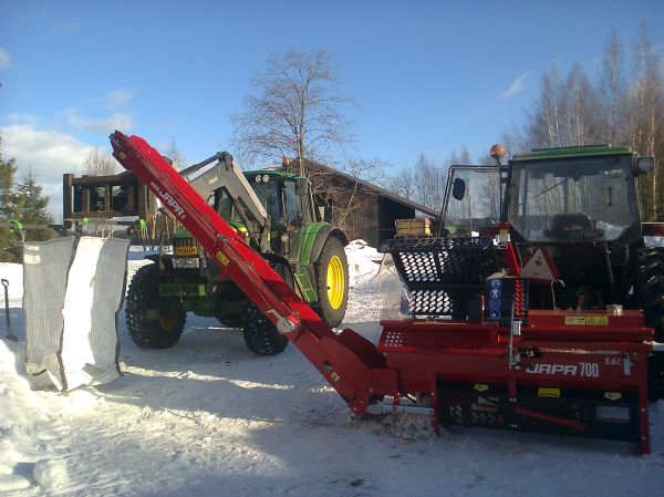 Klapien tekoa
Tehtiin töissä klapeja vanhan isännän kanssa.
JD 6930 Premium + Japa 700 + JD 2450
Avainsanat: John Deere Japa