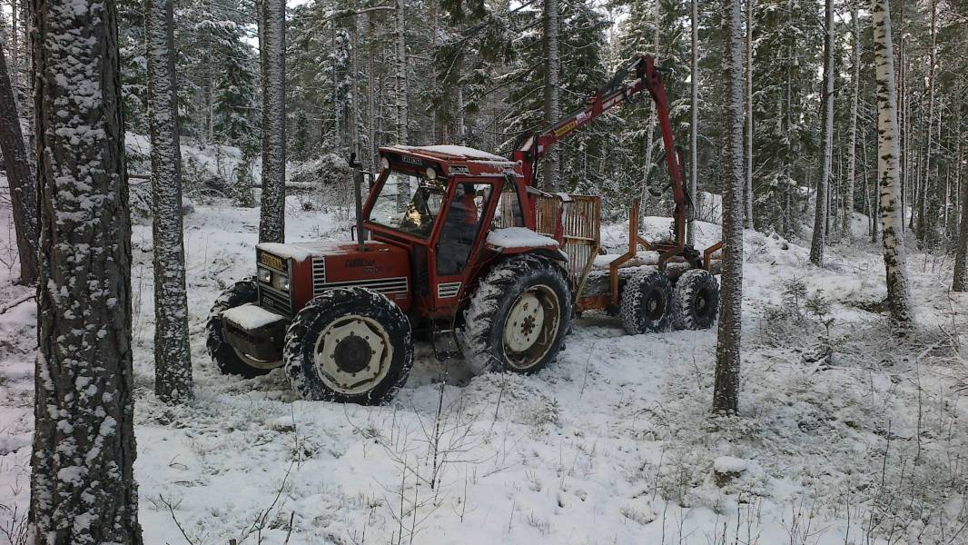 Fiat 880/5 DT
Fiiatti & Metsäkärry
