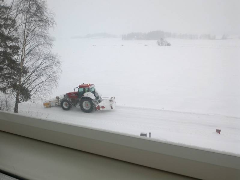 McCormick MTX 140
Tuommonen värkki on ruvennu aurailemaan meijän teitä. Kyllä lumi lentää ku korminki kuski painaa kaasua.
