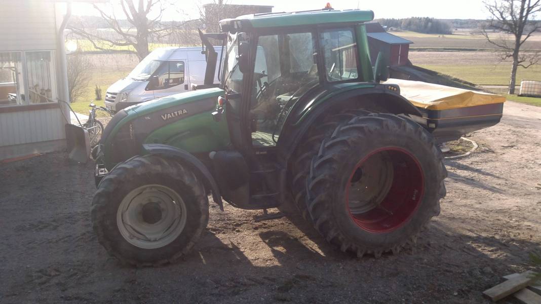 Valtra ja uus bogballe
Hommattiin kevääks Etelä-Pohjanmaalta uus huiska.
