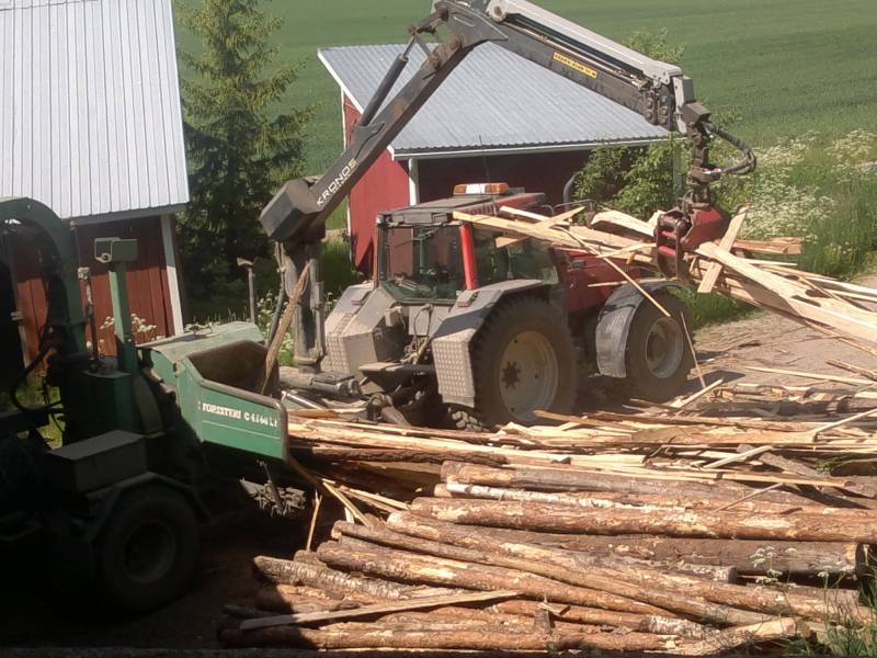 Valtra mega ja foresteri c4560LF
Puolessatoista tunnissa tuommonen köriläs hakettaa 80 kuutiota. Liekköhän Valtrassa pari sataa hevosta, vaan kyllä se tiukille otti ku lähti syöttämään 40cm paksusuista kuusta hgakettimen kitaan.
