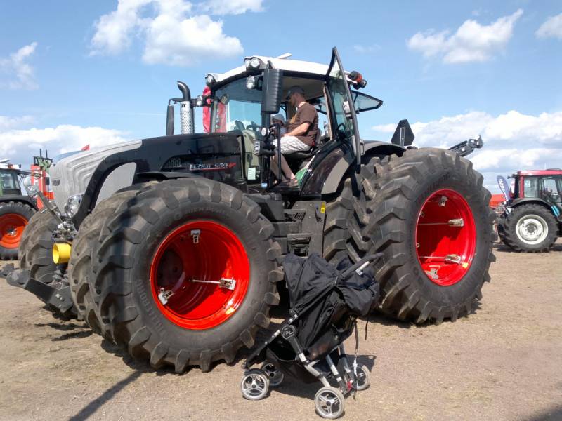 Fendt vario 939
OKRA:n kalustoa
