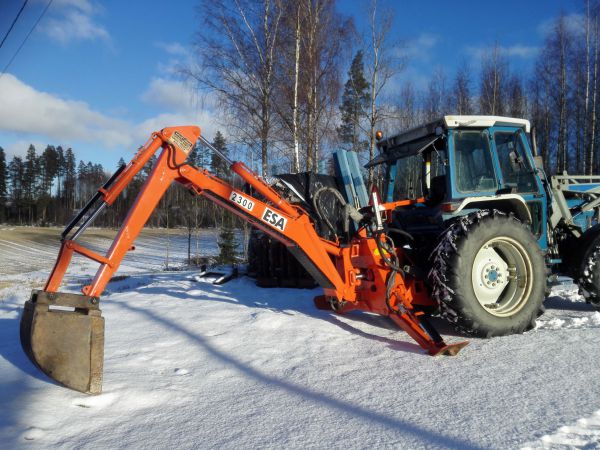 Esa
Uskaltaisinkohan sanoa että yks Suomen siisteimmistä Esoista tällä hetkelle. Koulun opinnäyte projektina kunnostin kaivurin.
Avainsanat: Esa2300 Ford 6610