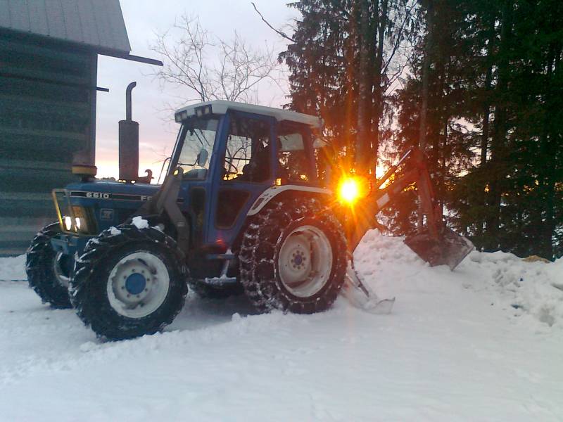 Ford 6610 ja esa 2300
Ite on tehty tuppisovitteet Esalle, että saadaan kone perään. Meinaa olla voortissa kevyt nokka ku ei oo etupainoja ja ku Esa painaa kuitenkin n:2000kg.
