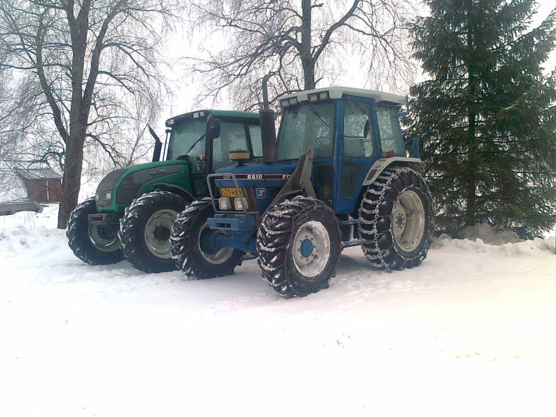 voortti ja valtra
Siinä on koneet parkissa.
