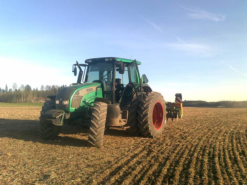 Valtra n121 ja Amazone catros 3001
Tollasella muokkailin 19ha peltoo.
