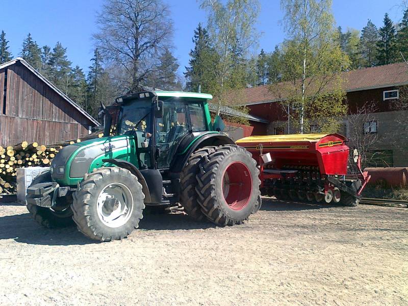 Valtra ja VM
On tällä valtralla parempi kylvää verrattuna 845xl caseen. Case yksähteli ku mentiin mäkeä ylös VM perässä.
Avainsanat: Valtra VM