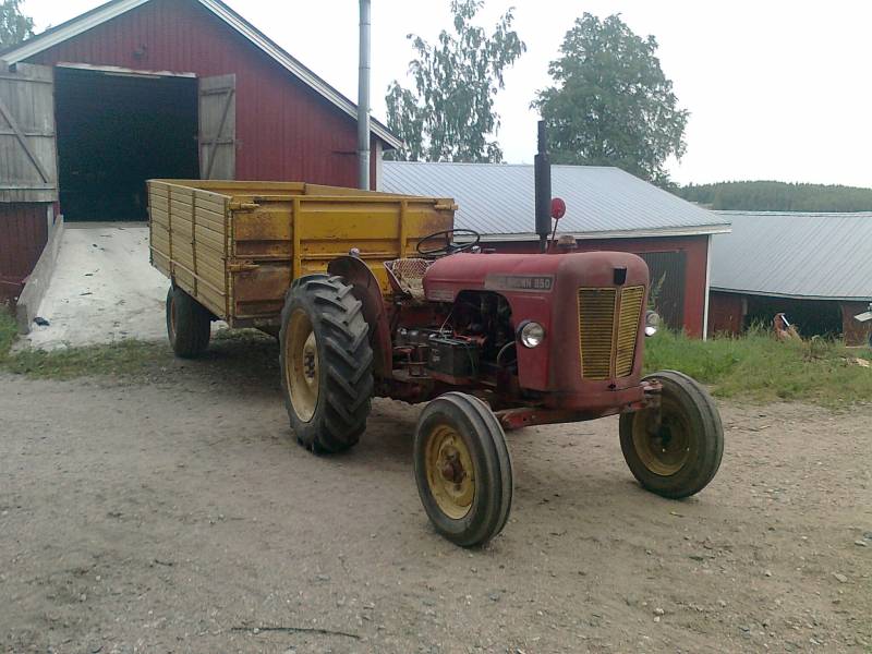 DAVID BROWN 850 ja rysky
roskan ajoa tavetilla mutt ei sillä voinukkaa ajaa hakkeen roippeita. Siinä ei rittäny paino jarruttmaan ja eikä se ois jaksanu kipata sitä kuormaa.
