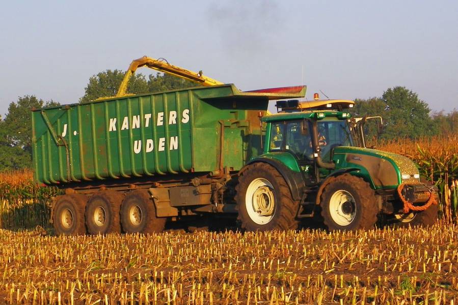 Valtra T 180
Green Valtra T 180 with 3-axle silage-hauler, in use by contractor Kanters from Uden, the Netherlands.
