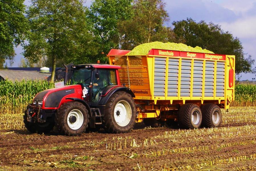 Valtra + Veenhuis
Valtra T 191 with Veenhuis silage-wagon.  Contractor Nap from Ede, the Netherlands.
