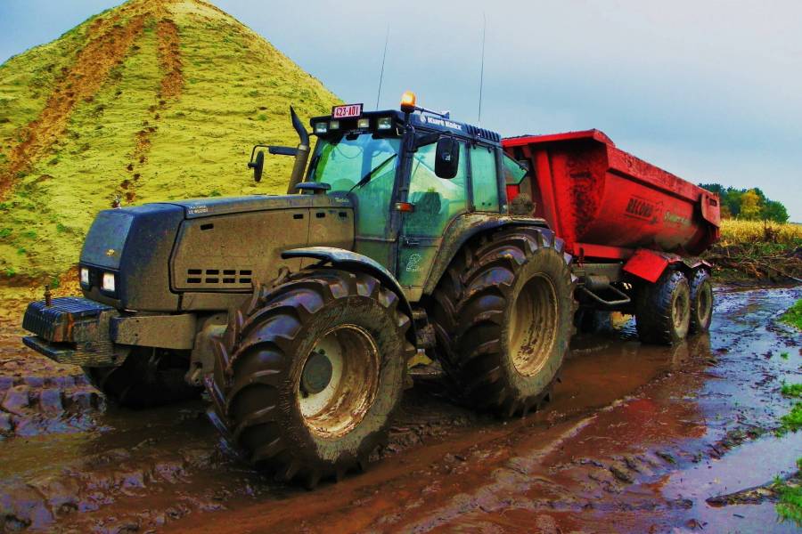 Black 8550
Valtra 8550 with Record dumper, owned by contractor Kurt Kokx from Merksplas, Belgium
